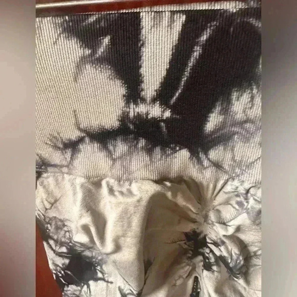 Size medium high waisted cream &  black tie dye butt scrunch leggings. NWOT. - Picture 10 of 11